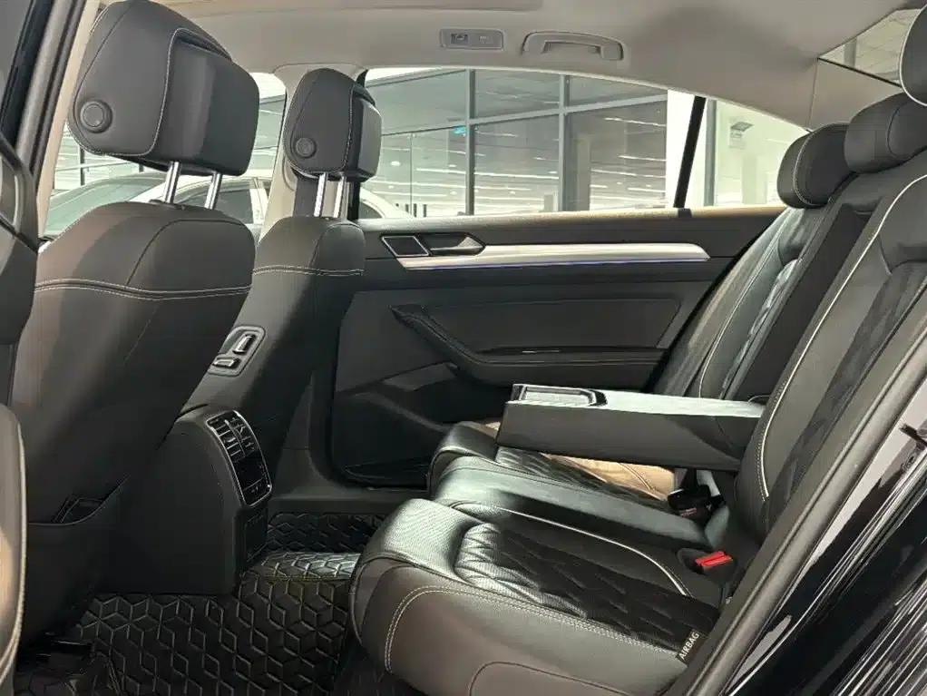 2022 Volkswagen Passat GTE Plug-in Hybrid GTE Luxury Model — миниатюра 7