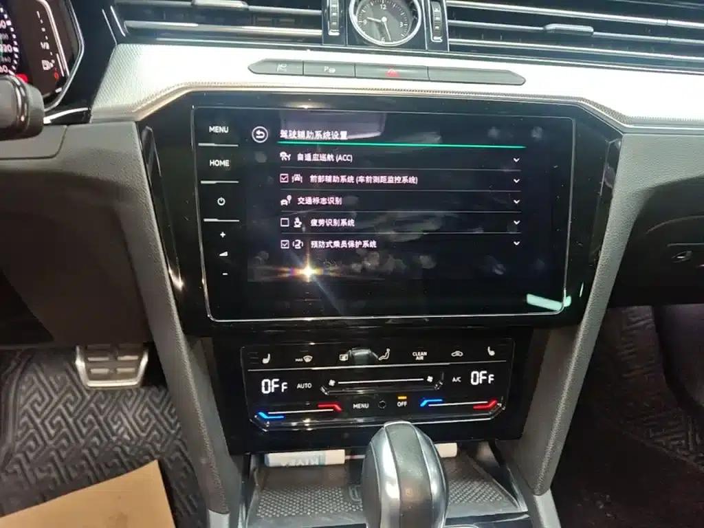 2022 Volkswagen Passat GTE Plug-in Hybrid GTE Premium — миниатюра 13