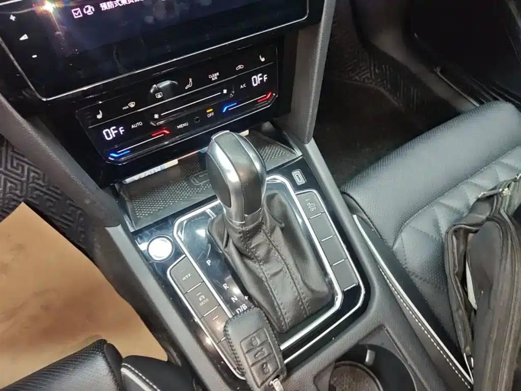 2022 Volkswagen Passat GTE Plug-in Hybrid GTE Premium — миниатюра 14