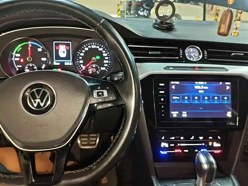 2020 Volkswagen Passat GTE Plug-in Hybrid GTE Luxury Edition — миниатюра 10