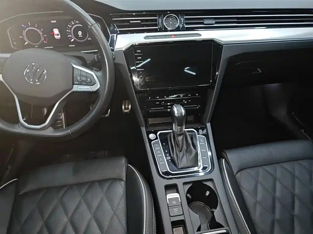 2022 Volkswagen Passat GTE Plug-in Hybrid GTE Luxury Model — миниатюра 13