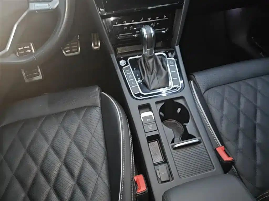 2022 Volkswagen Passat GTE Plug-in Hybrid GTE Luxury Model — миниатюра 14