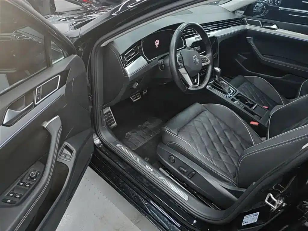 2022 Volkswagen Passat GTE Plug-in Hybrid GTE Luxury Model — миниатюра 16