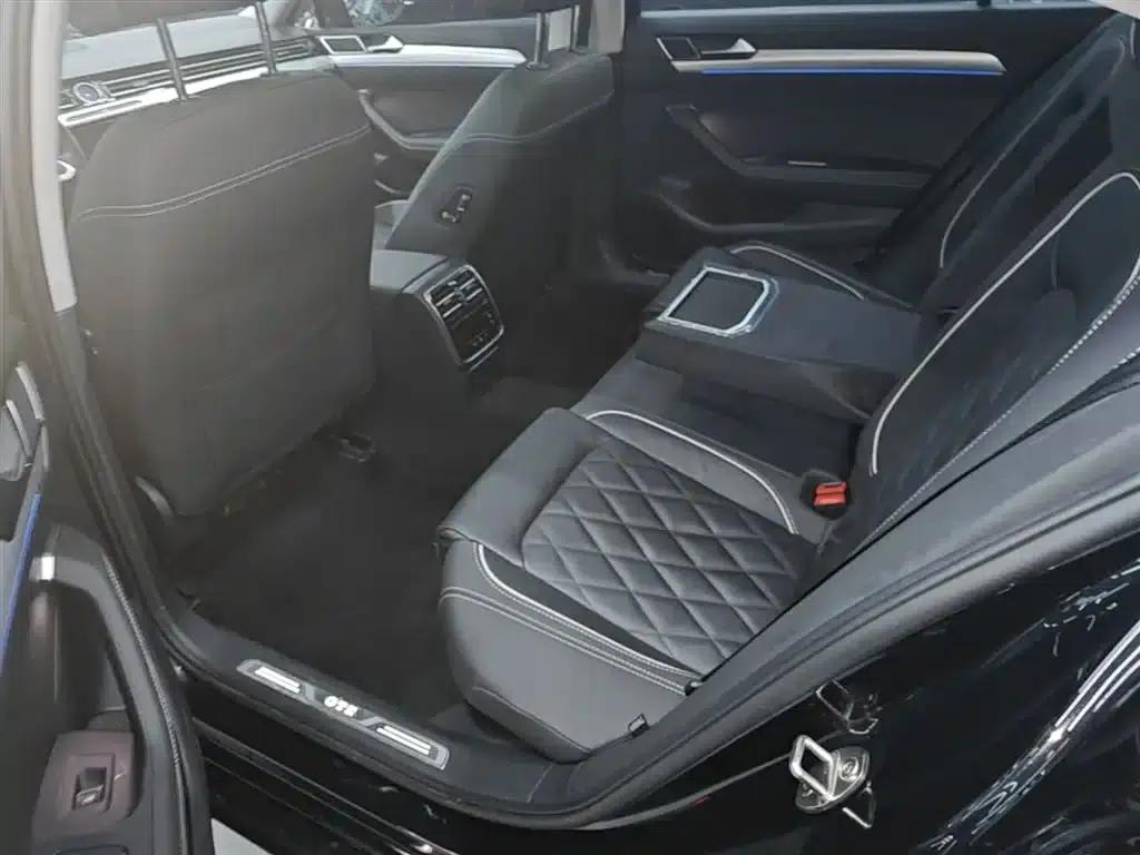 2022 Volkswagen Passat GTE Plug-in Hybrid GTE Luxury Model — миниатюра 17