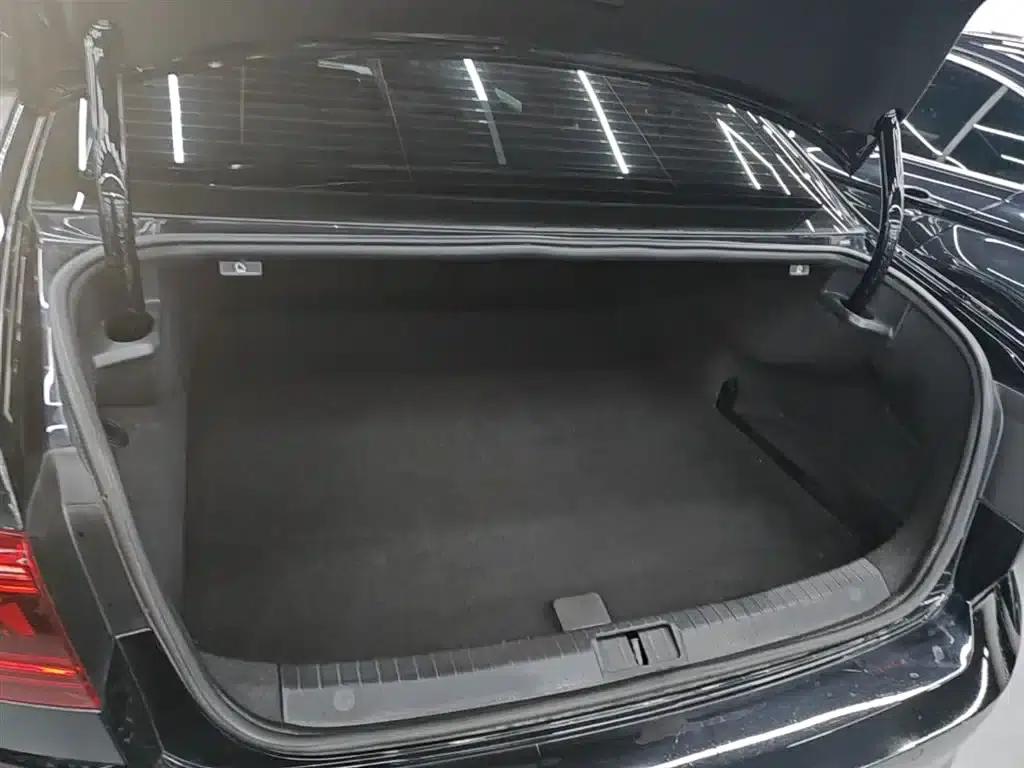 2022 Volkswagen Passat GTE Plug-in Hybrid GTE Luxury Model — миниатюра 19