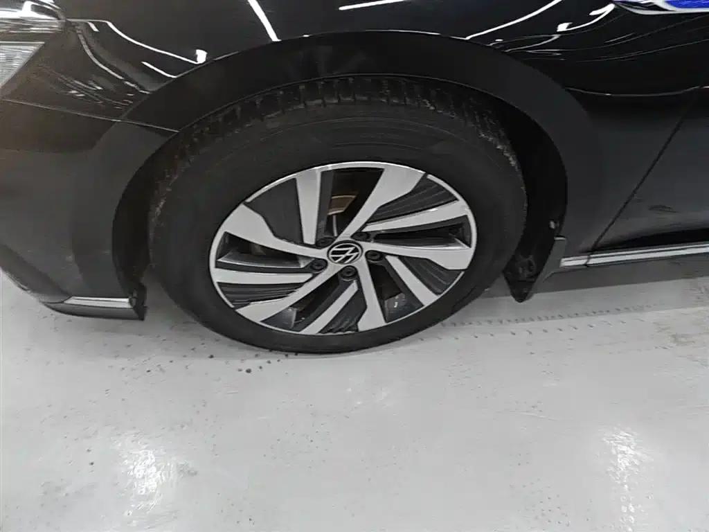 2022 Volkswagen Passat GTE Plug-in Hybrid GTE Luxury Model — миниатюра 23