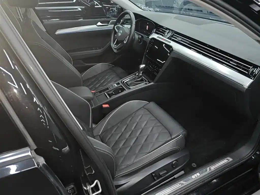 2022 Volkswagen Passat GTE Plug-in Hybrid GTE Luxury Model — миниатюра 25