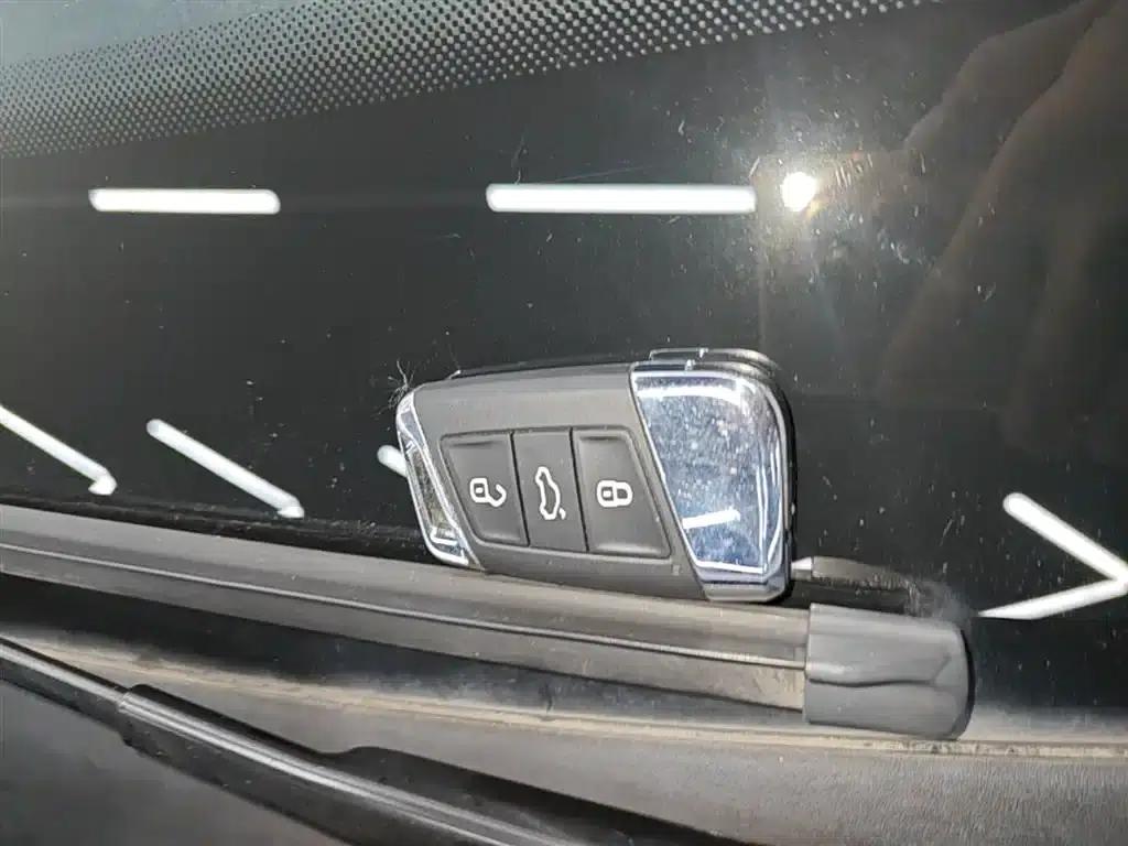 2022 Volkswagen Passat GTE Plug-in Hybrid GTE Luxury Model — миниатюра 9