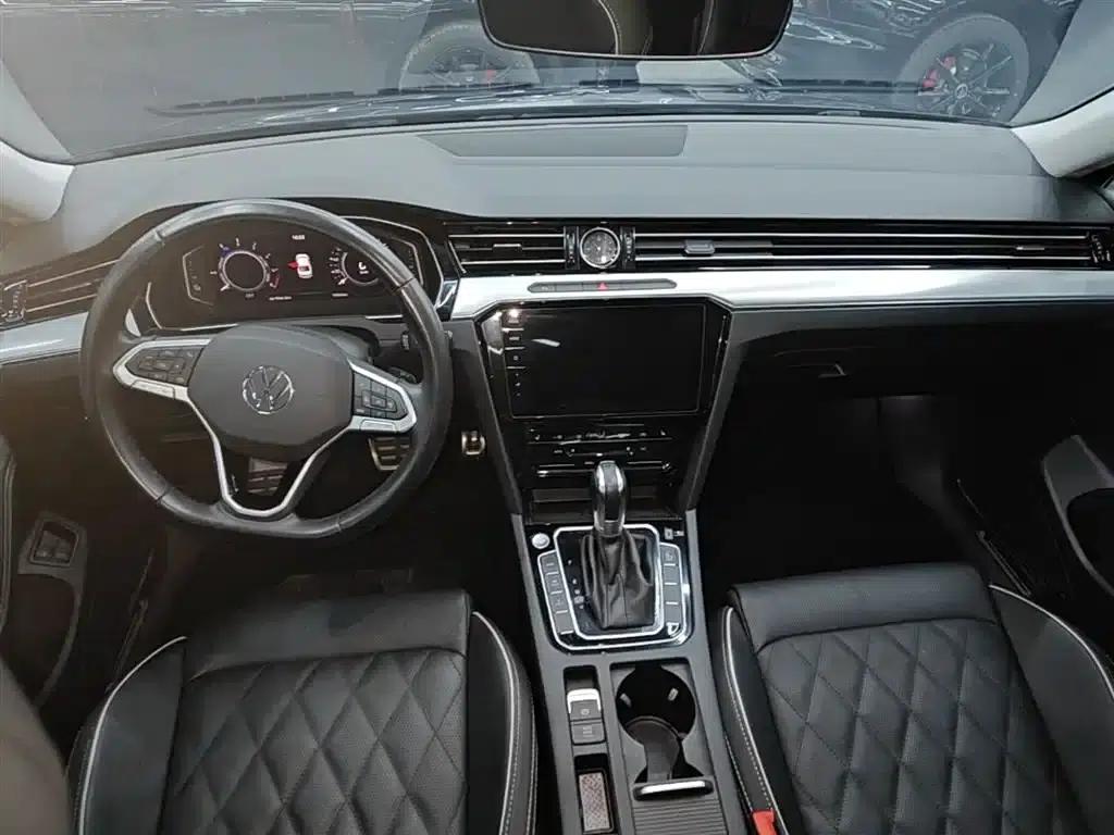 2022 Volkswagen Passat GTE Plug-in Hybrid GTE Luxury Model — миниатюра 10