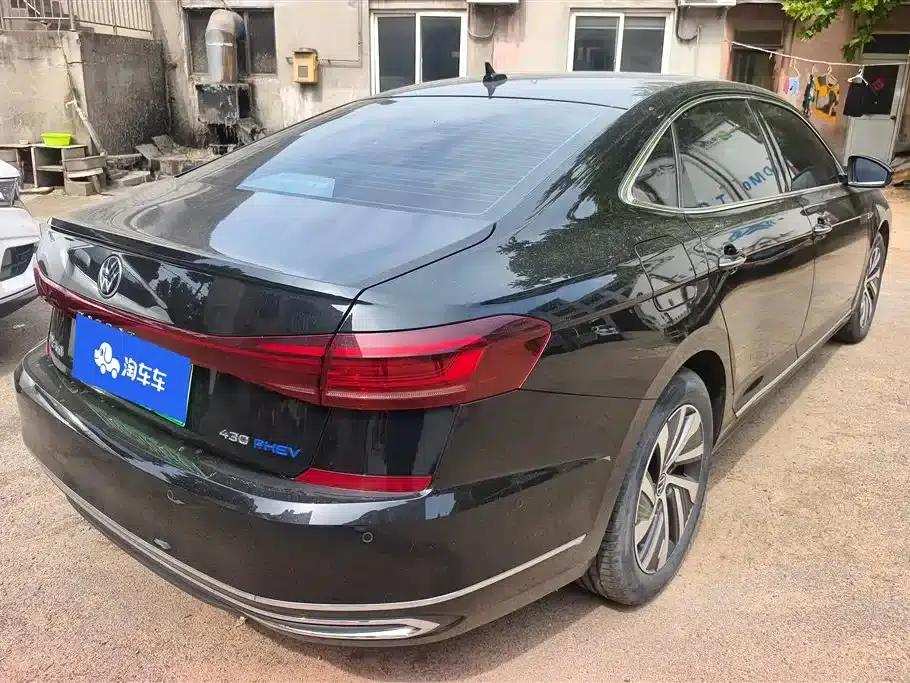 2022 Volkswagen Passat 430PHEV Hybrid Luxury Edition — миниатюра 3