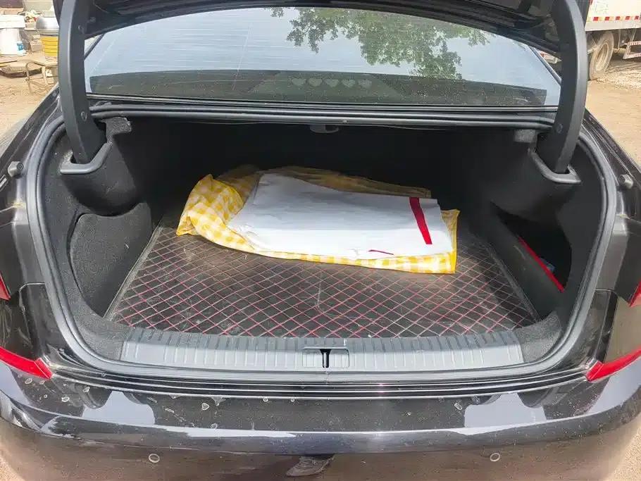 2022 Volkswagen Passat 430PHEV Hybrid Luxury Edition — миниатюра 4