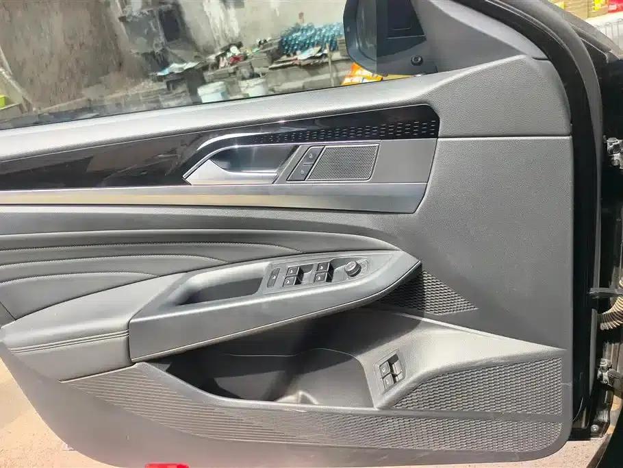 2022 Volkswagen Passat 430PHEV Hybrid Luxury Edition — миниатюра 7