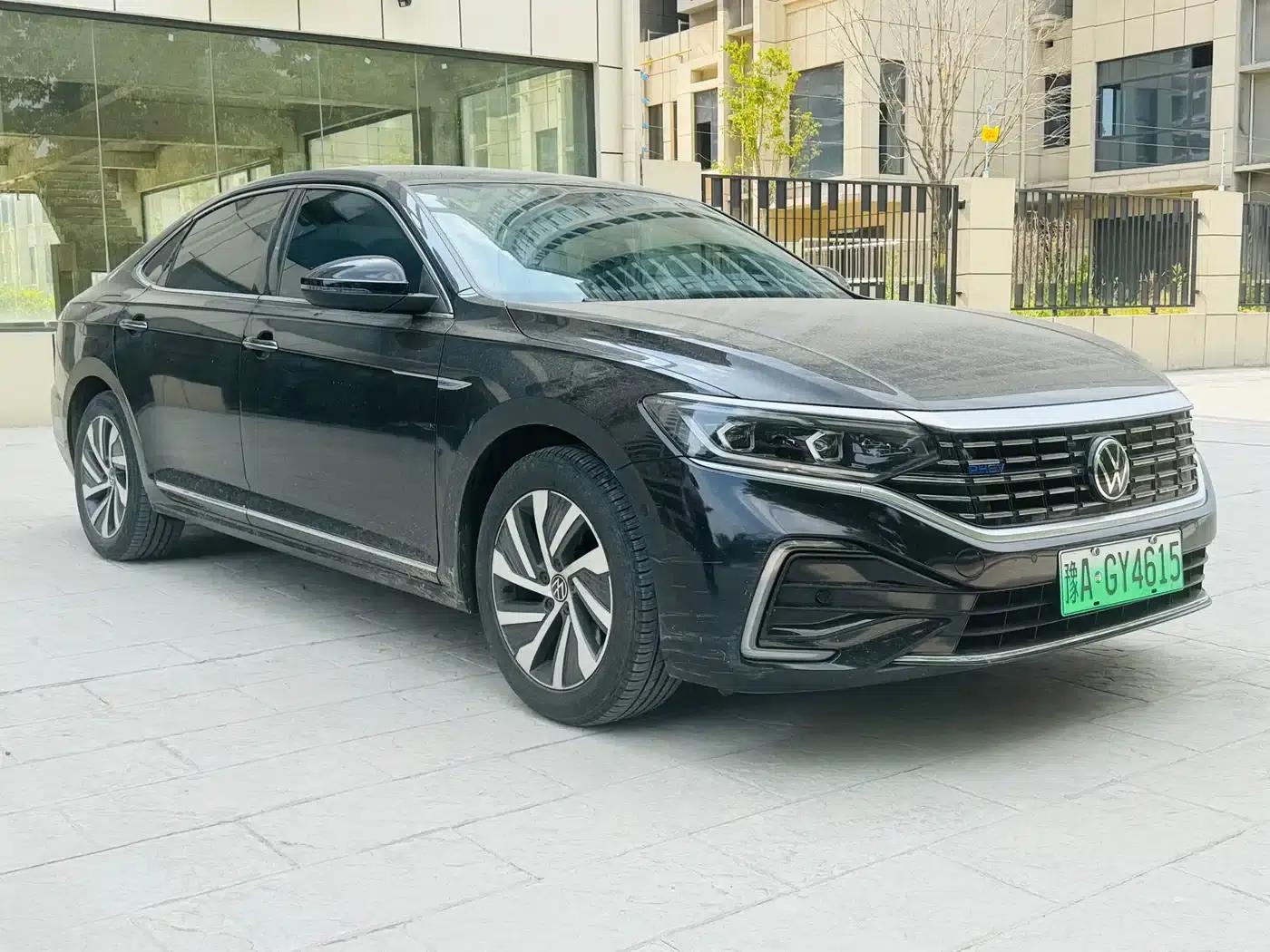 2022 Volkswagen Passat 430PHEV Hybrid Luxury Edition — миниатюра 1