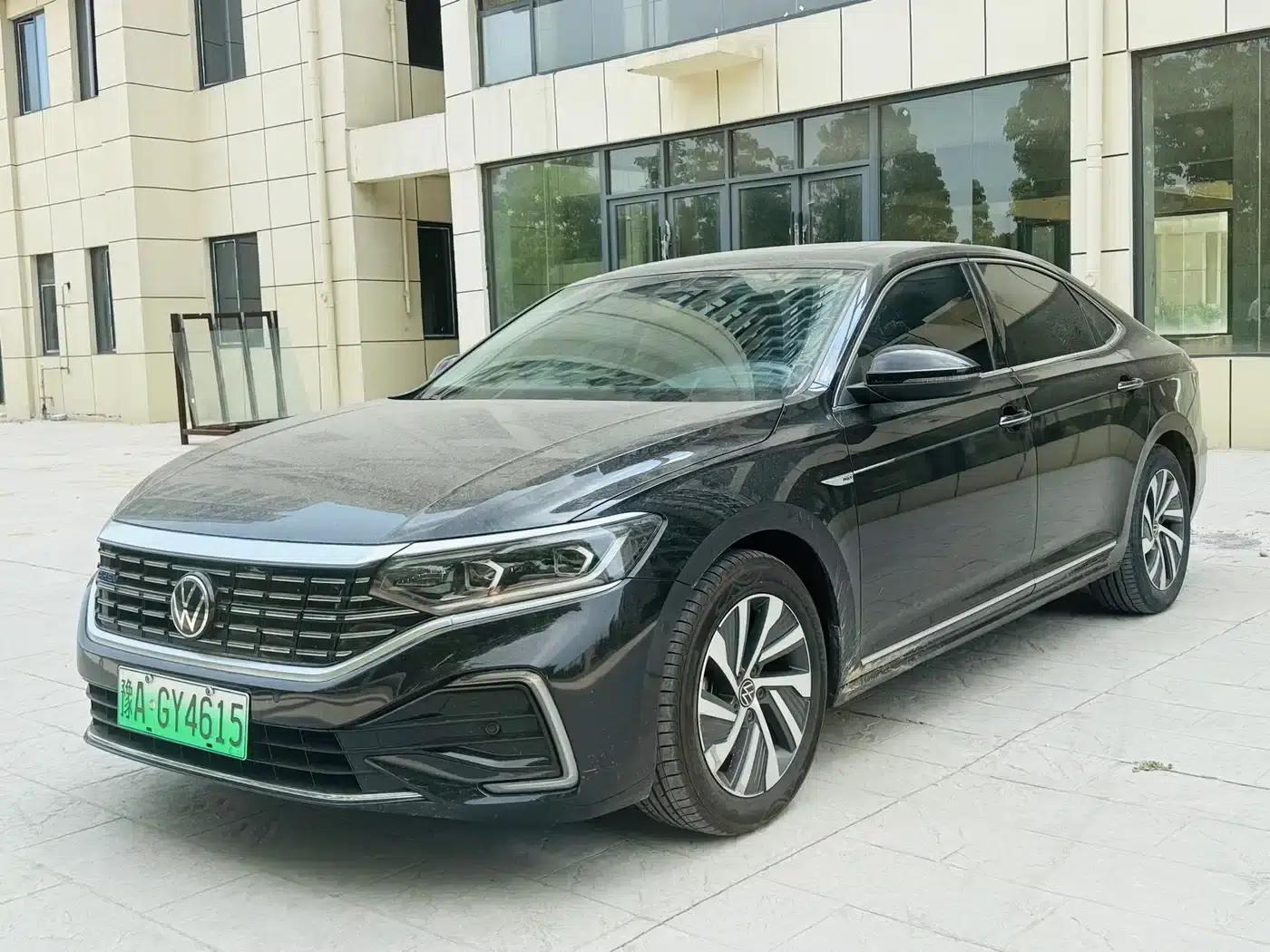 2022 Volkswagen Passat 430PHEV Hybrid Luxury Edition — миниатюра 3