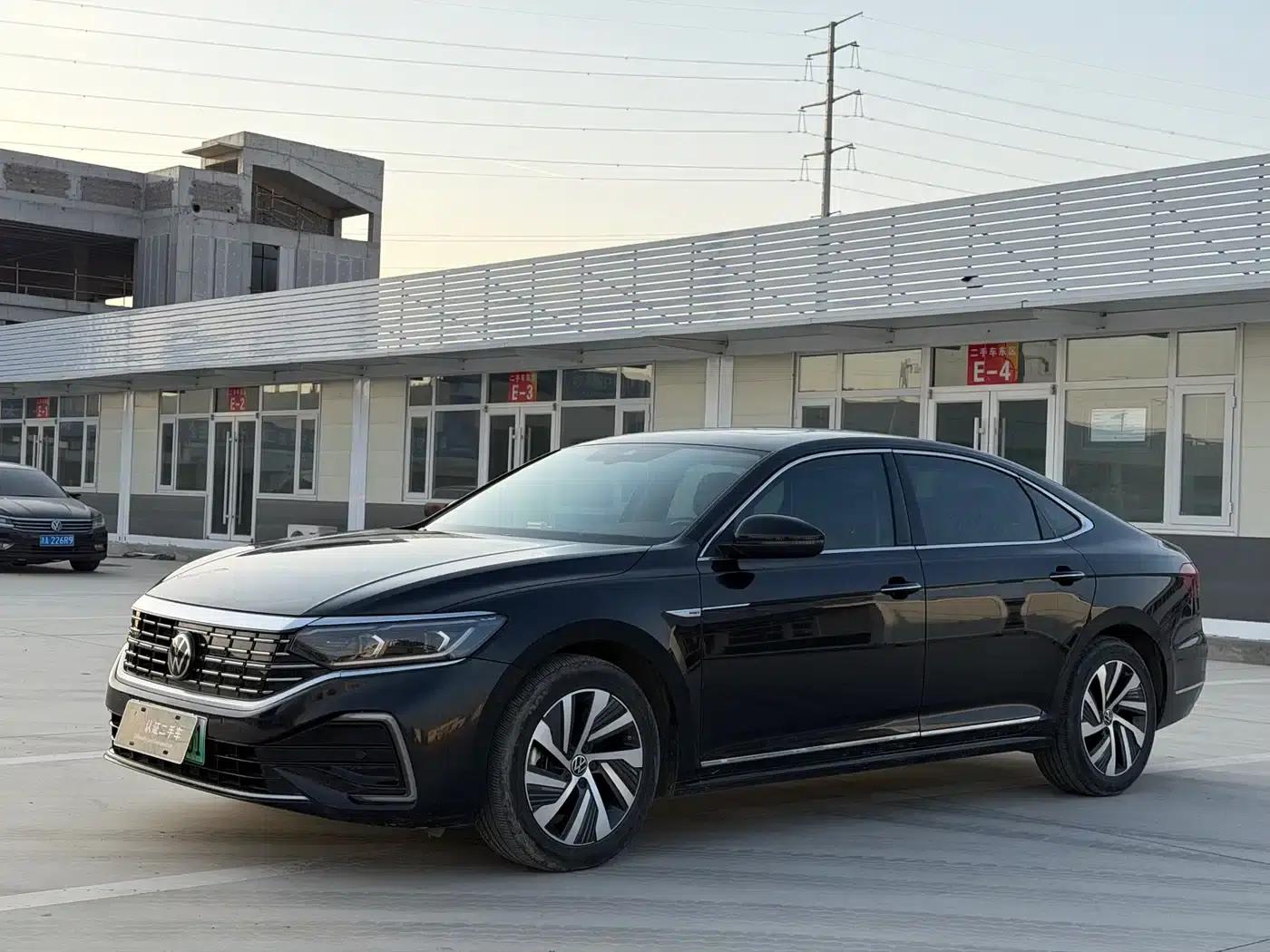 2022 Volkswagen Passat 430PHEV Hybrid Luxury Edition — миниатюра 1
