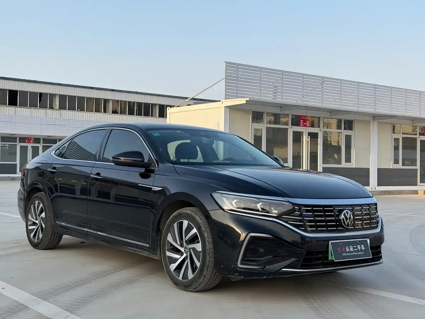 2022 Volkswagen Passat 430PHEV Hybrid Luxury Edition — миниатюра 3