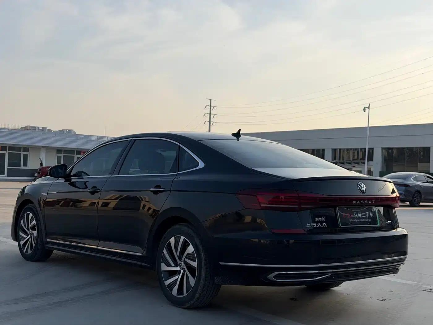 2022 Volkswagen Passat 430PHEV Hybrid Luxury Edition — миниатюра 4