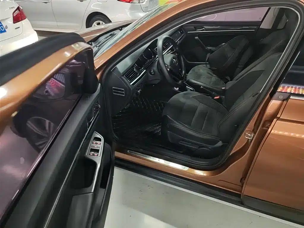 C-TREK 2017 230TSI DSG Luxury — миниатюра 12
