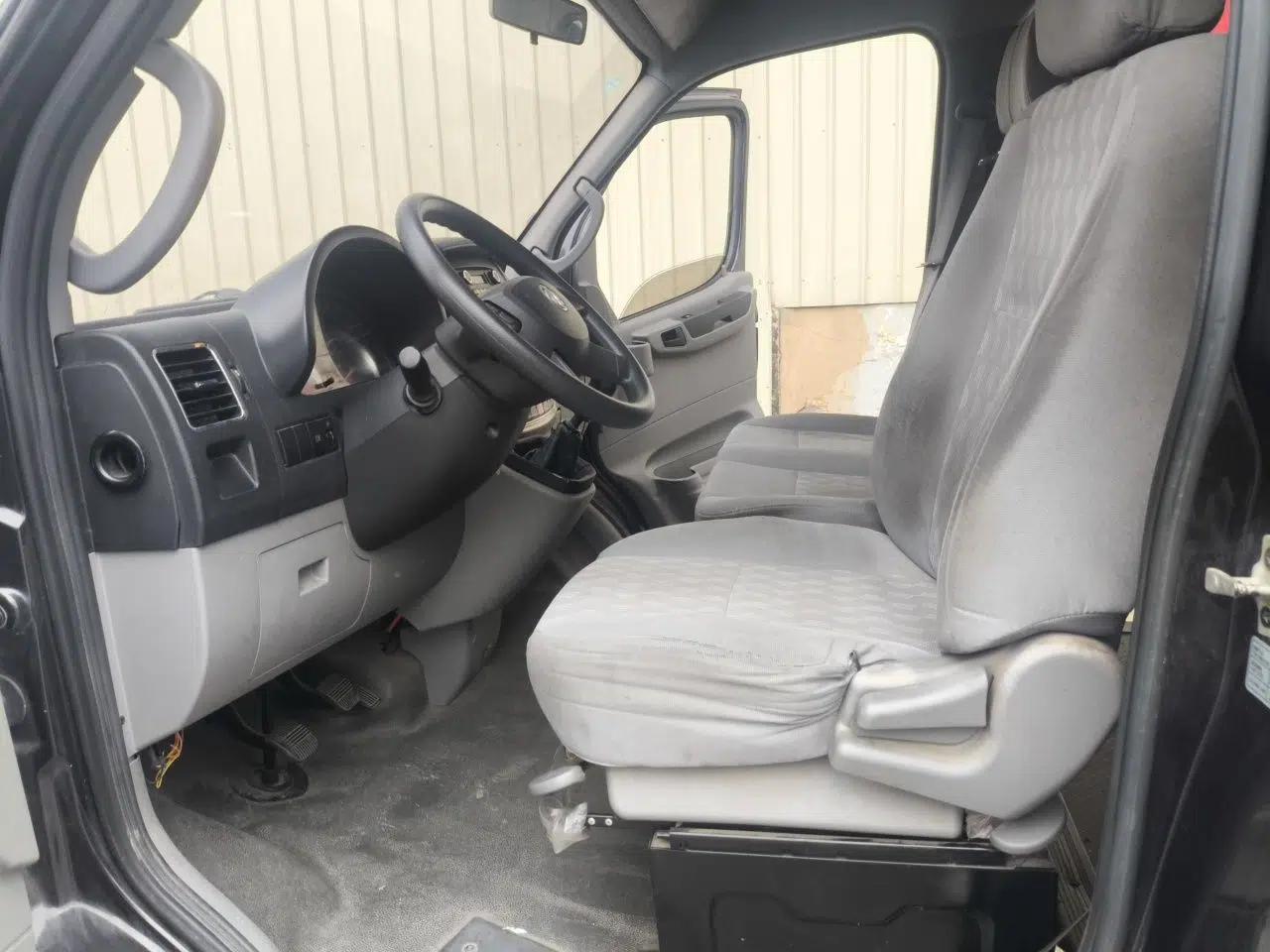 Dongfeng Yufeng 2020 2.3T Economy Standard Edition Logistics Vehicle Short Wheelbase Mid-Roof Design 5-9 Seats WP2.3 — миниатюра 17
