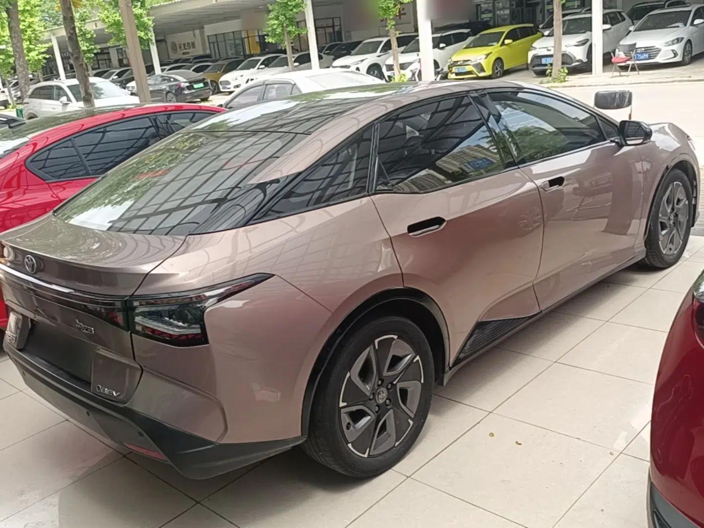 Toyota bZ3 2023 616 km Long-Range Premium — миниатюра 6
