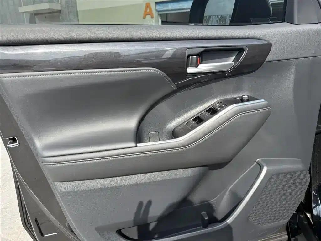 Crown Land Cruiser 2021 2.5L HEV 4WD Luxury Edition — миниатюра 10