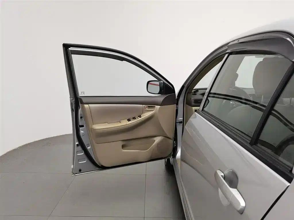 Corolla 2010 1.6L Manual Classic Edition — миниатюра 8