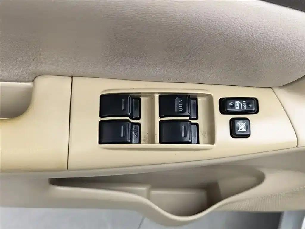 Corolla 2010 1.6L Manual Classic Edition — миниатюра 9
