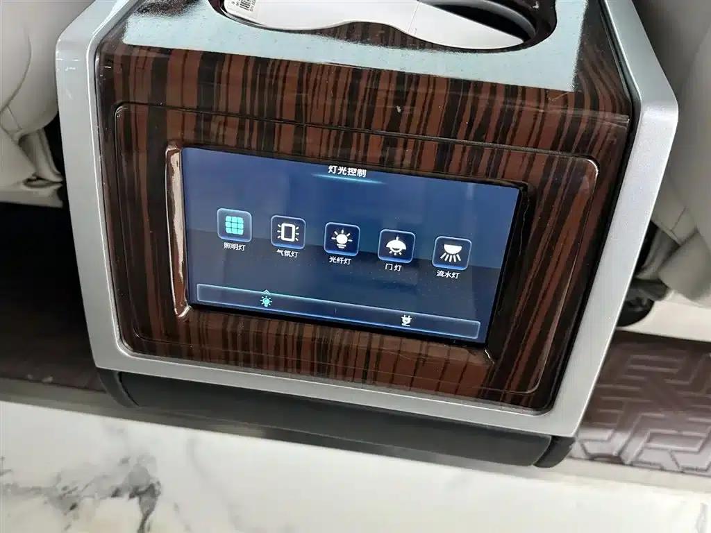 2021 HIACE 3.5L 7-seater Middle East version — миниатюра 22