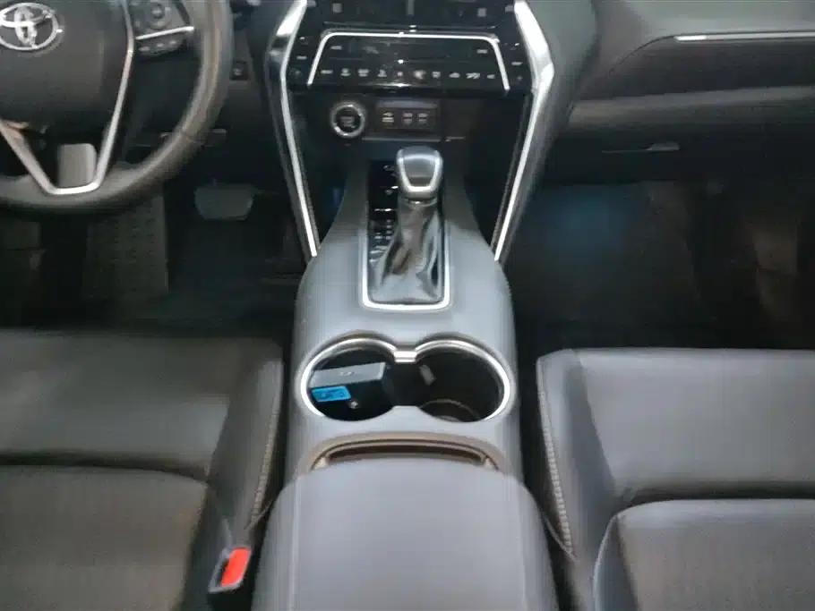 Venza 2022 2.0L CVT 2WD Premium Edition — миниатюра 16