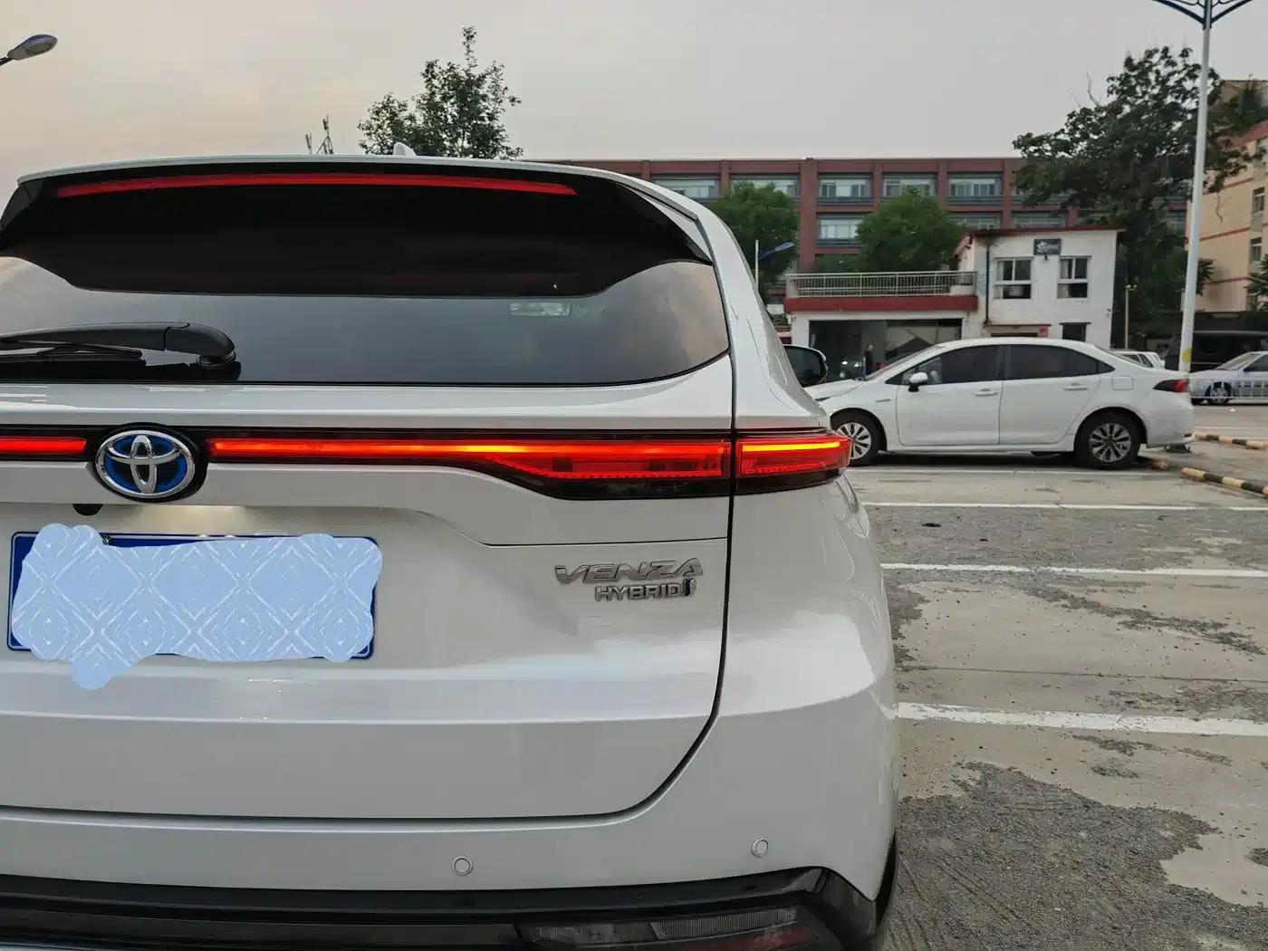 Venza 2022 Hybrid 2.5L CVT 4WD Supreme Edition — миниатюра 21