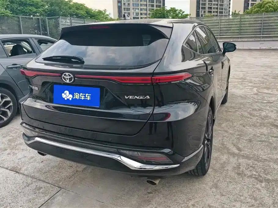 Venza 2022 2.0L CVT 2WD Premium Edition — миниатюра 3