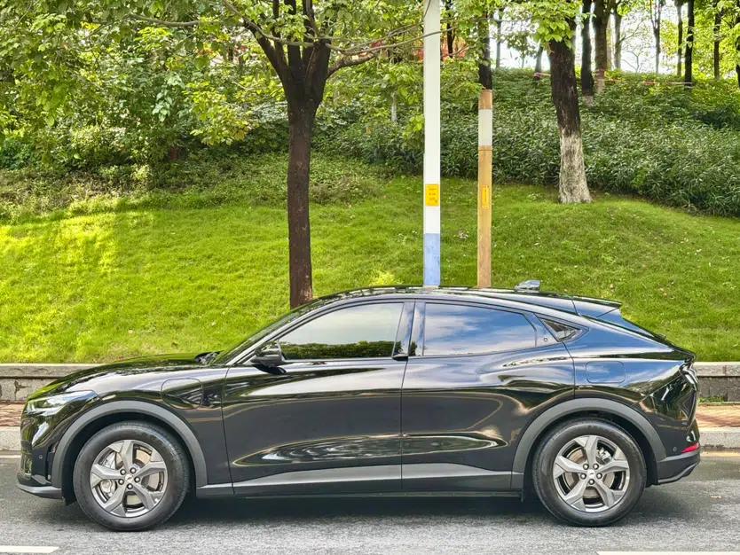 Ford Mustang Mach-E 2021 Leap Edition Rear-Drive Version (Standard Range) — миниатюра 16