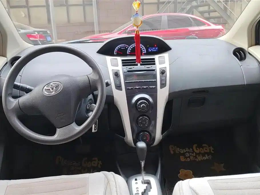 2011 Toyota Yaris 1.6E Automatic Dynamic Edition — миниатюра 12