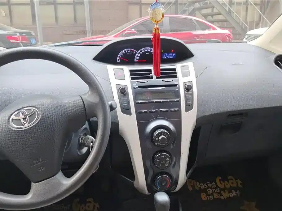 2011 Toyota Yaris 1.6E Automatic Dynamic Edition — миниатюра 13