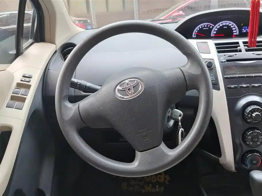 2011 Toyota Yaris 1.6E Automatic Dynamic Edition — миниатюра 15