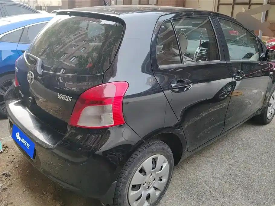 2011 Toyota Yaris 1.6E Automatic Dynamic Edition — миниатюра 3