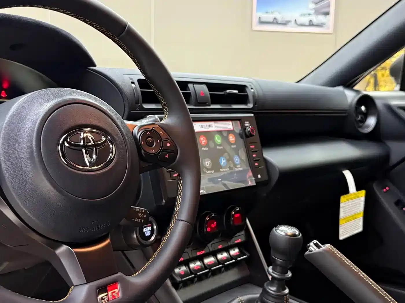 Toyota 86 2026 2.4L GR 86 Yuzu Limited Edition — миниатюра 13
