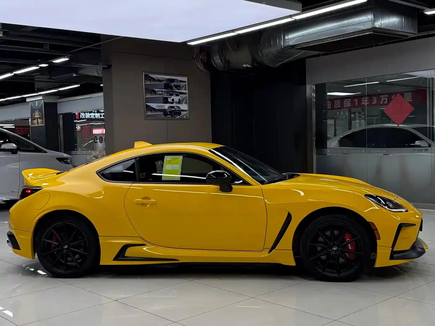 Toyota 86 2026 2.4L GR 86 Yuzu Limited Edition — миниатюра 3