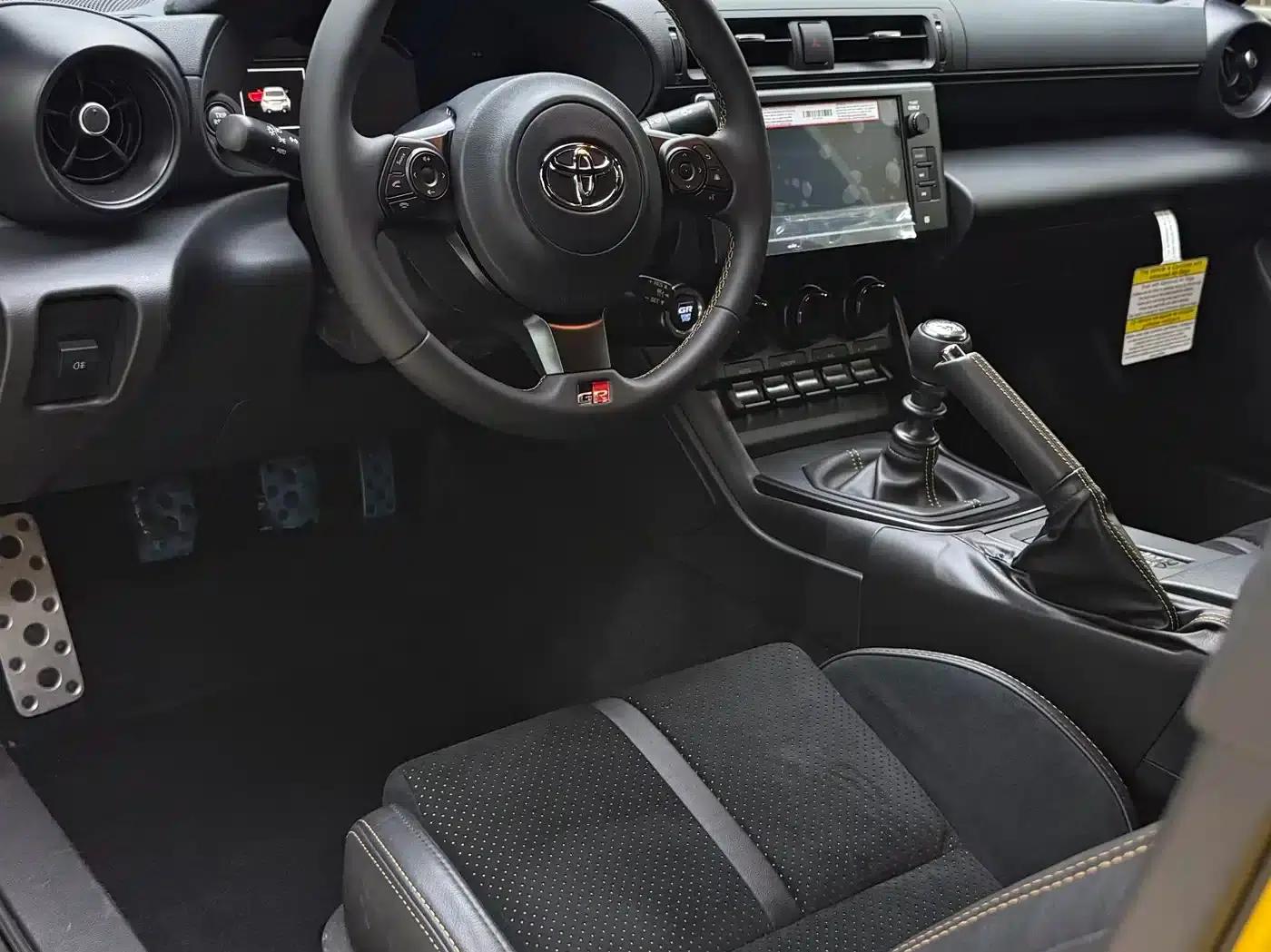 Toyota 86 2026 2.4L GR 86 Yuzu Limited Edition — миниатюра 22