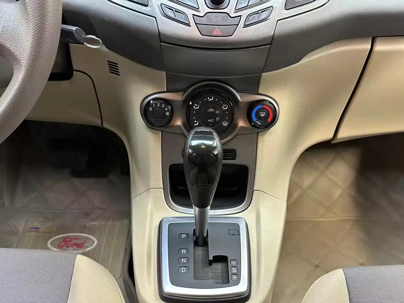 2013 Ford Fiesta Hatchback 1.5L Automatic Sport — миниатюра 15