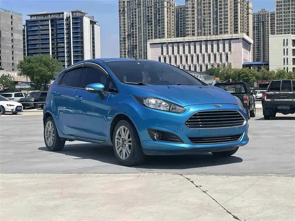 2013 Ford Fiesta Hatchback 1.5L Automatic Fashion Edition — миниатюра 3