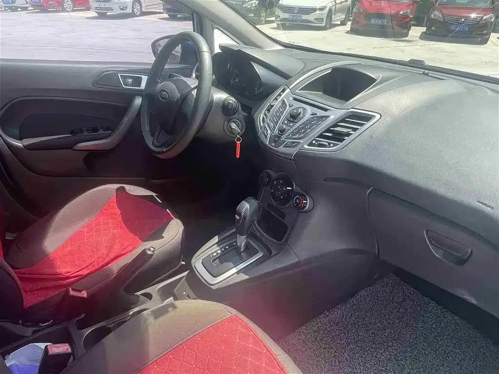 2013 Ford Fiesta Hatchback 1.5L Automatic Fashion Edition — миниатюра 4