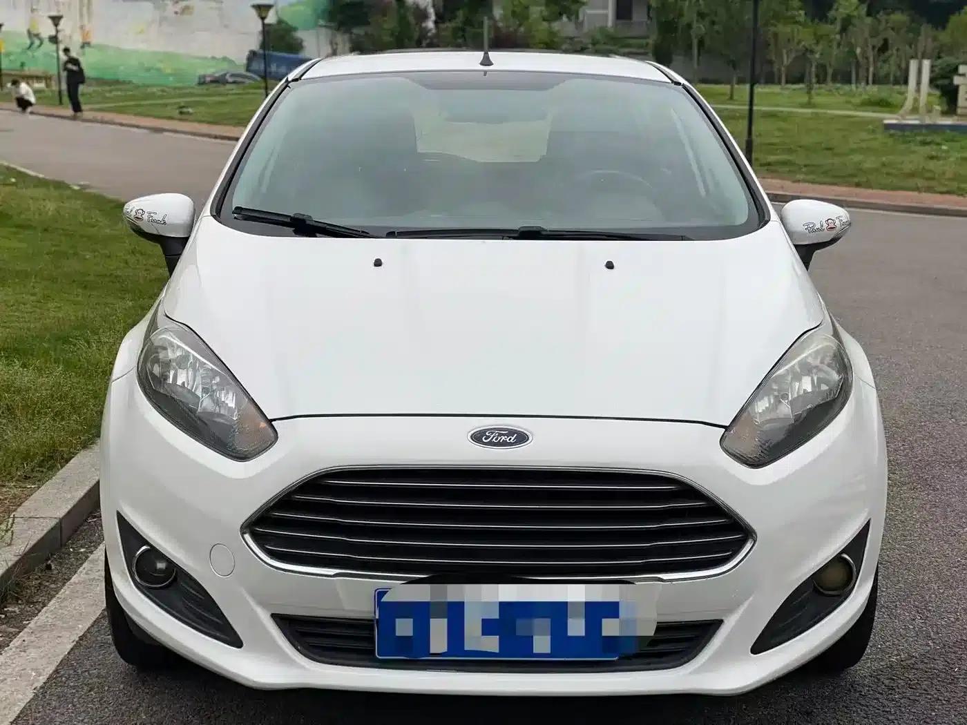 2013 Ford Fiesta Hatchback 1.5L Automatic Premium Edition — миниатюра 2