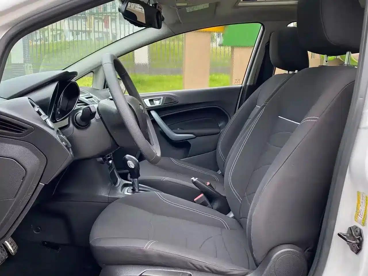 2013 Ford Fiesta Hatchback 1.5L Automatic Premium Edition — миниатюра 11
