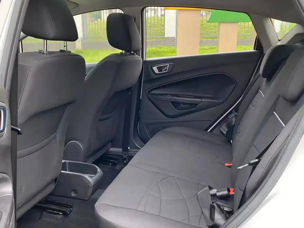 2013 Ford Fiesta Hatchback 1.5L Automatic Premium Edition — миниатюра 12