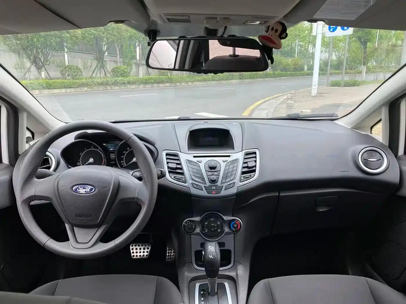 2013 Ford Fiesta Hatchback 1.5L Automatic Premium Edition — миниатюра 13