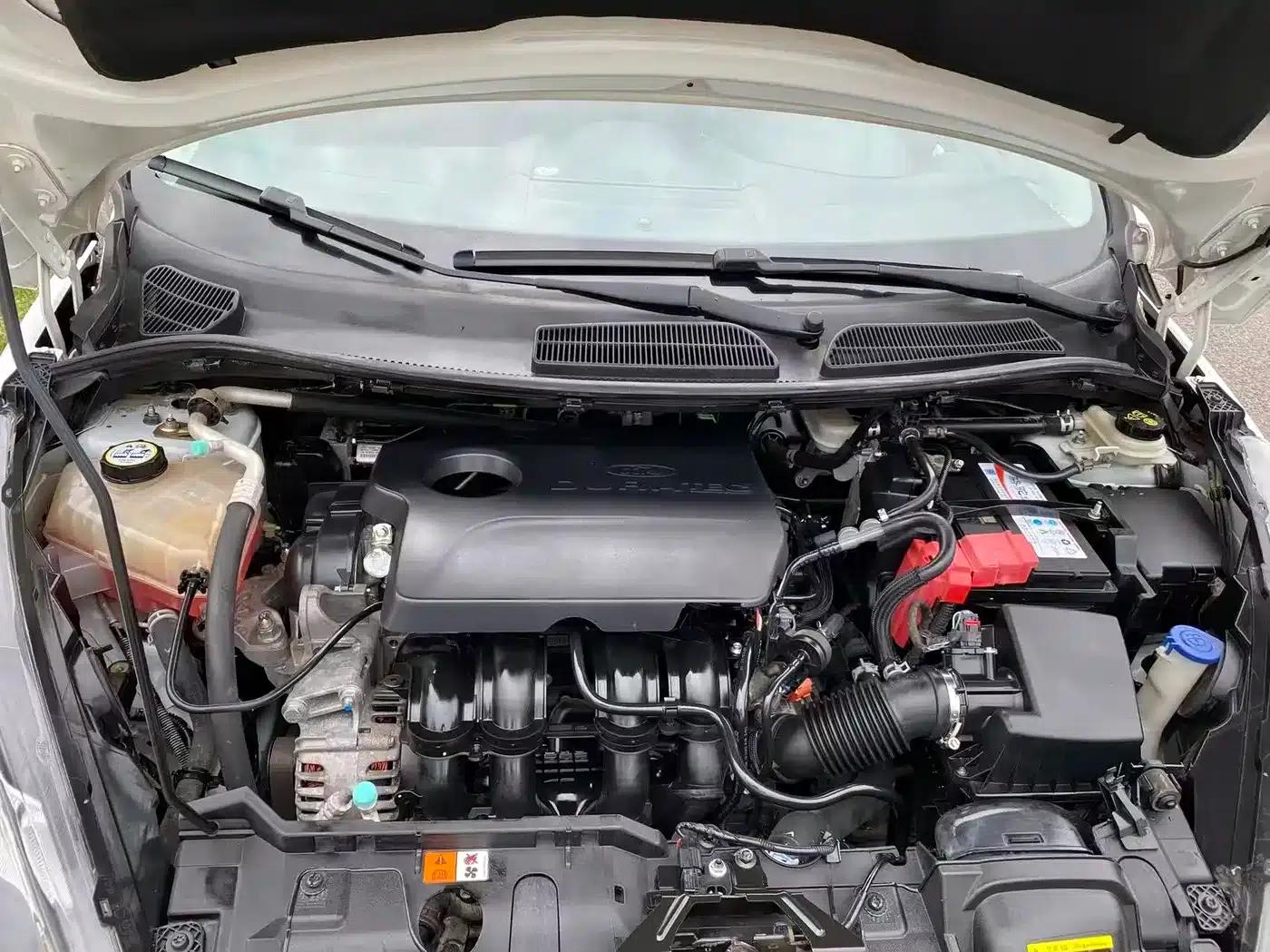 2013 Ford Fiesta Hatchback 1.5L Automatic Premium Edition — миниатюра 14