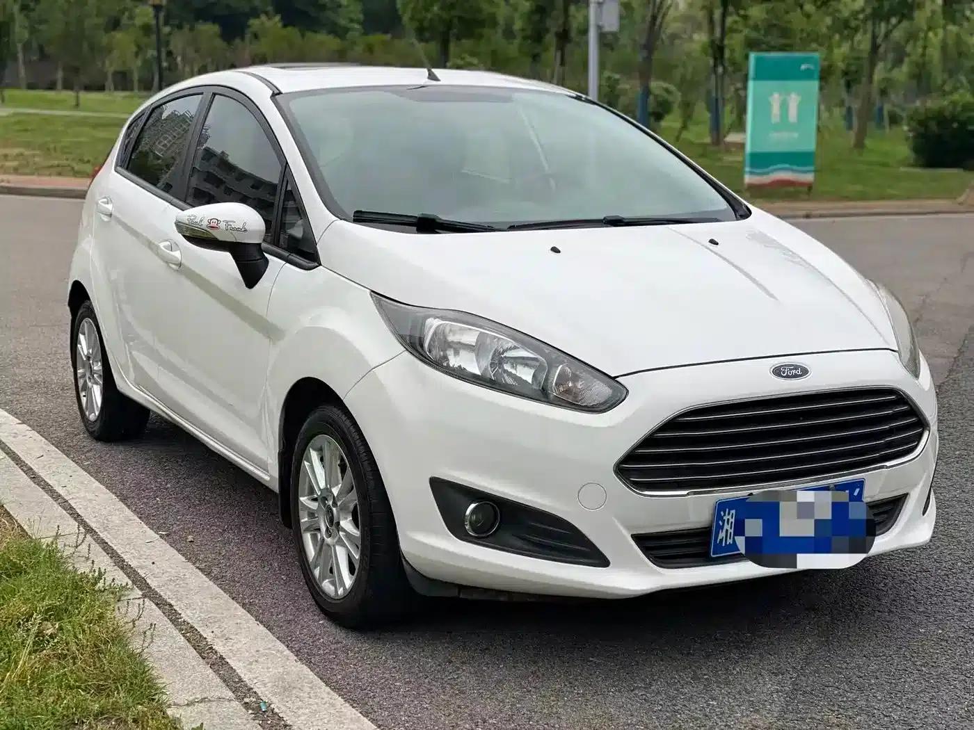 2013 Ford Fiesta Hatchback 1.5L Automatic Premium Edition — миниатюра 3