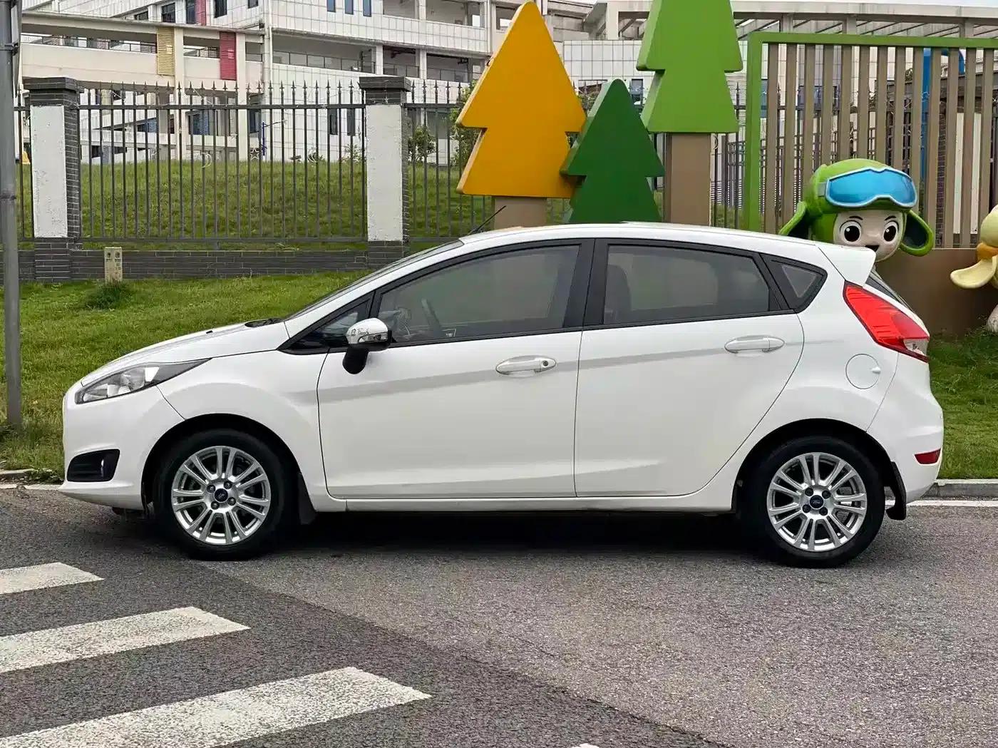 2013 Ford Fiesta Hatchback 1.5L Automatic Premium Edition — миниатюра 4