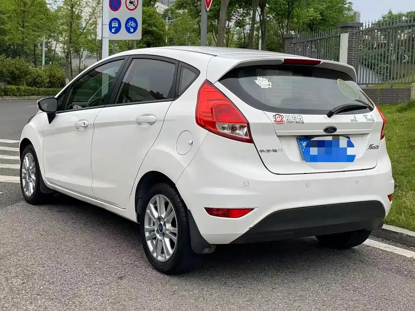 2013 Ford Fiesta Hatchback 1.5L Automatic Premium Edition — миниатюра 5